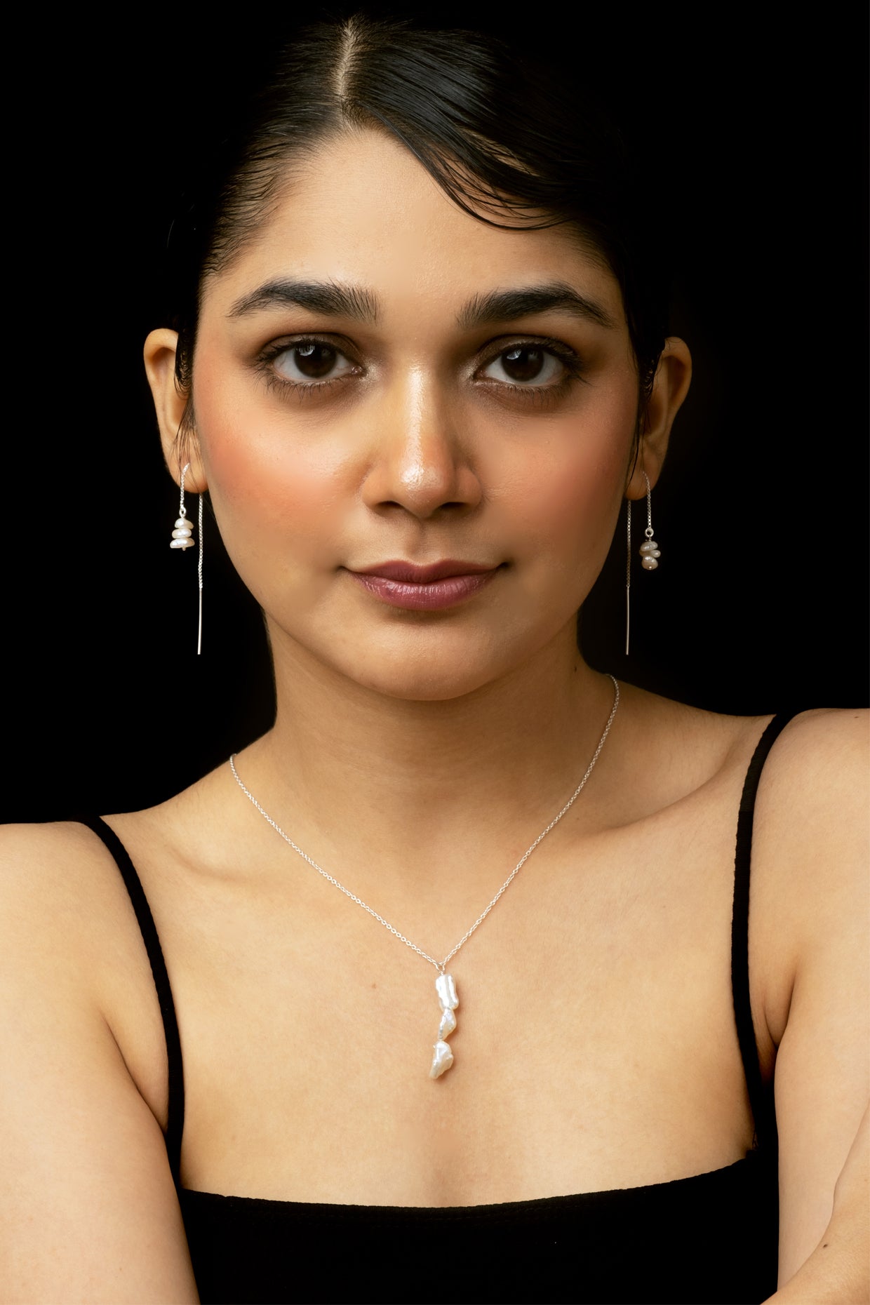 Raya Chip Pearl Sui Dhaga Earrings