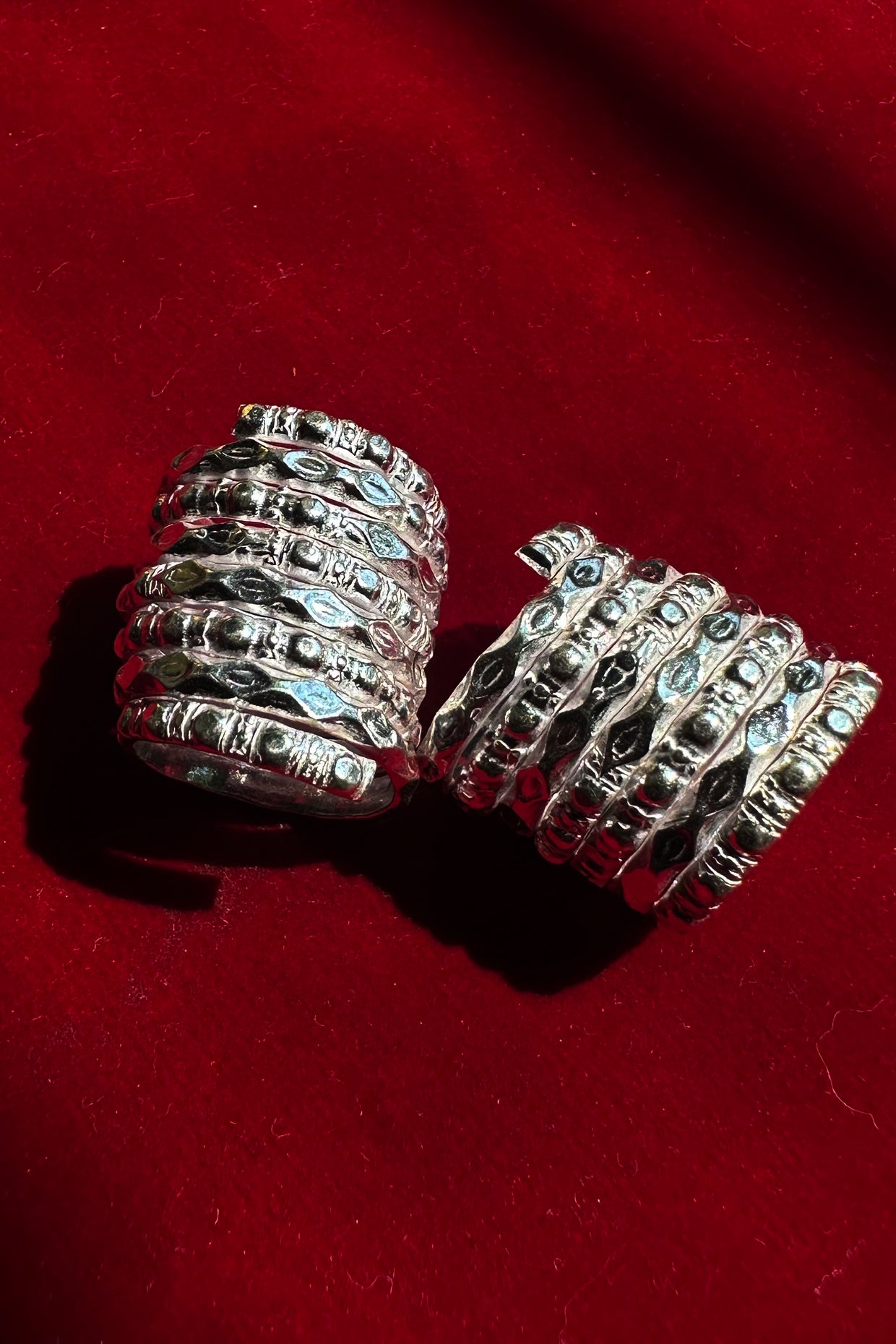 Spiral ring with hammer detail (single)