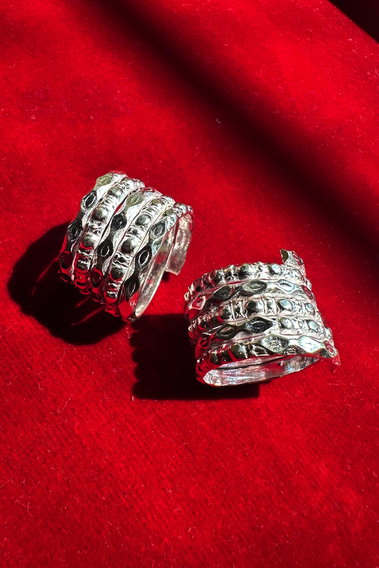 Spiral ring with hammer detail (single)