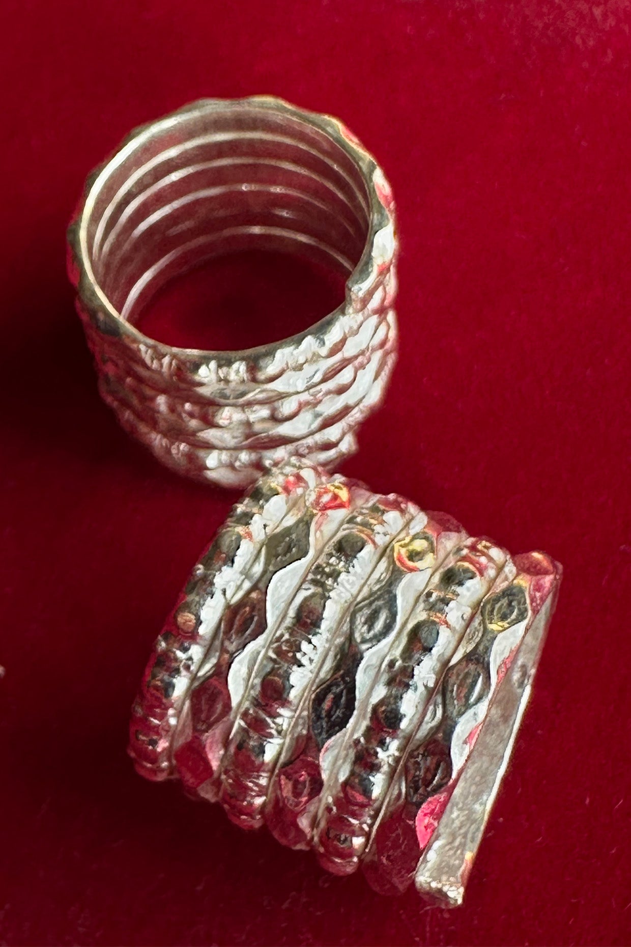 Spiral ring with hammer detail (single)